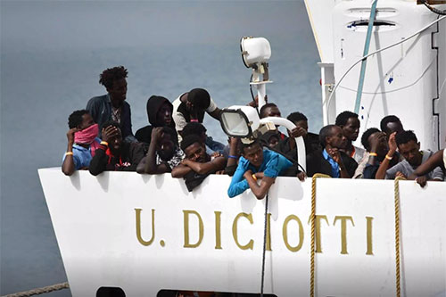 Los migrantes a bordo del barco Diciotti esperan una solución “europea”